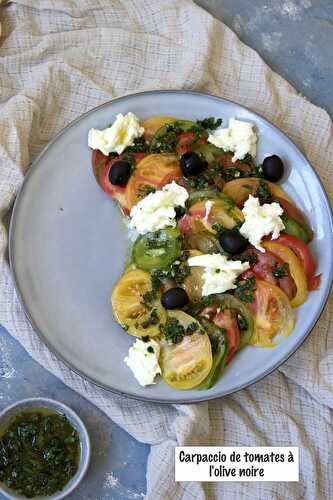 Carpaccio de tomates, olives noires et mozzarella di Buffala