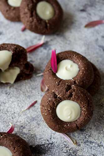 Petits biscuits au cacao, coeur chocolat blanc