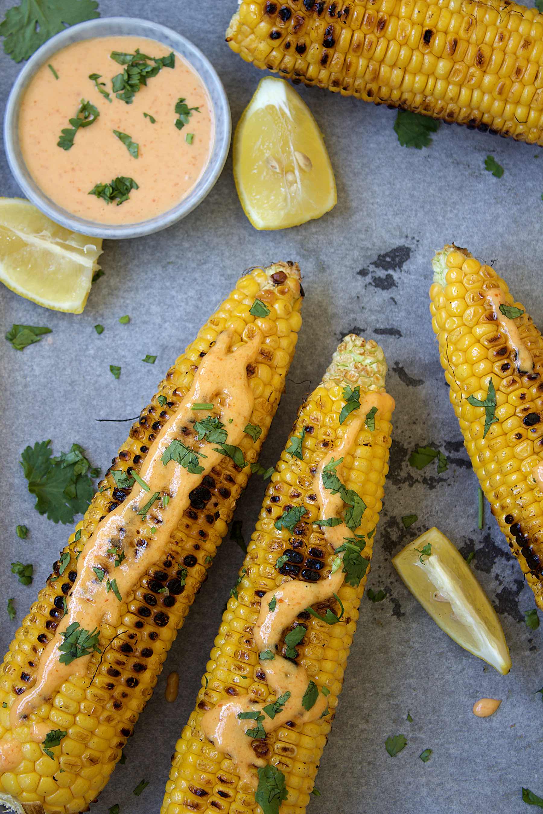 Maïs grillé, mayonnaise à l'ail et à la Sriracha