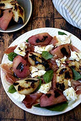 Salade de pêches grillées, jambon cru et mozzarella