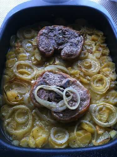 Cotelettes de mouton sur pommes de terre boulangère