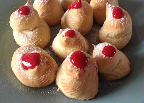 Petits choux fourrés de chantilly à la framboise