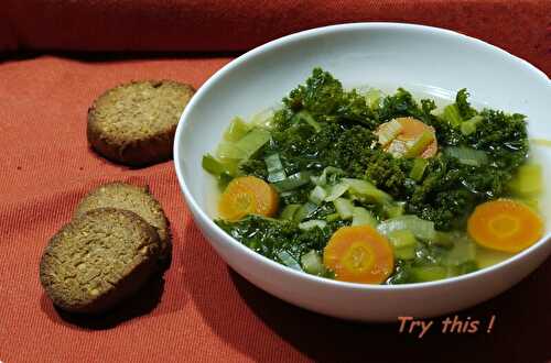 Soupe de kale, sablés au parmesan et sésame - Try this !