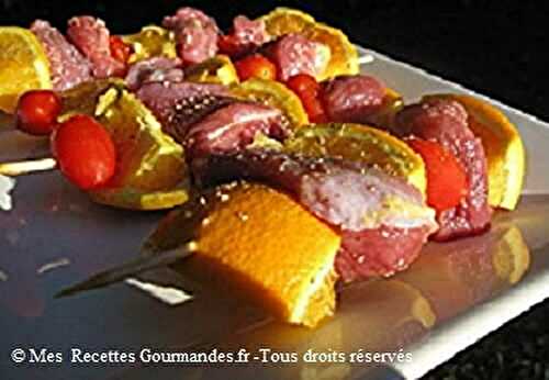 Brochettes de canard, oranges et tomates cerises