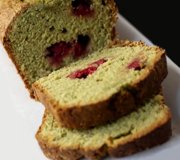 Cake au thé matcha et framboises