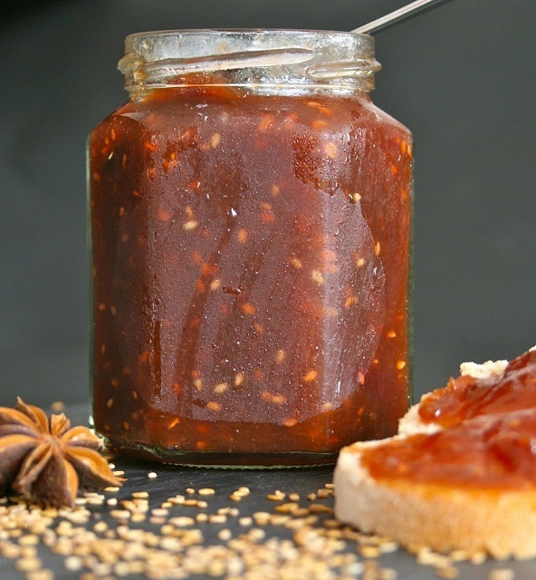 Confiture de prunes a la badiane et graines de sésames