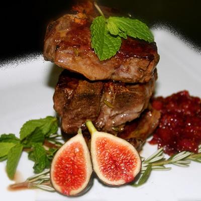 Côtelettes d'agneau à la menthe est sa compote de figues