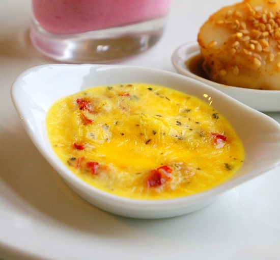 Crème brûlée au parmesan, tomates séchées et basilic