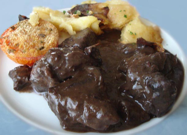 Filet de biche aux poires et au vin rouge