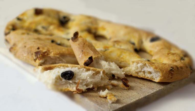 Fougasse aux lardons et aux olives