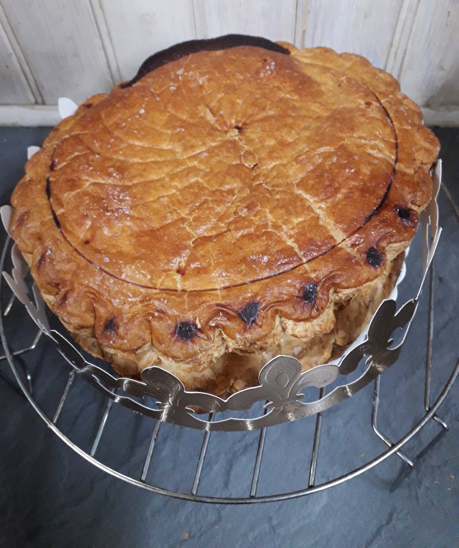 Galette des rois à la crème noisettes et fruits rouges