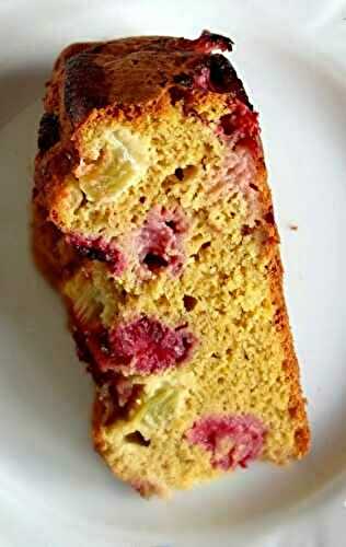 Gâteau aux fraises, framboises et rhubarbe