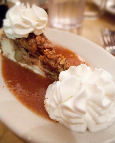 Gâteau fromage blanc et pommes sauce caramel