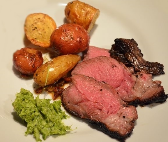 Gigot d'agneau rôti à l’ail et coriandre, purée de fèves et pommes de terre