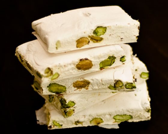 Nougat aux amandes, pistaches et miel