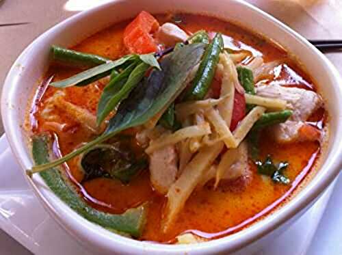Poulet au curry rouge laotien