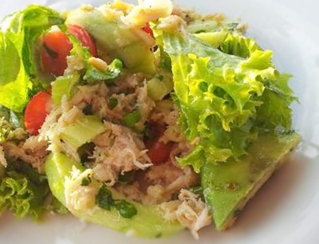 Salade de crabe, mangue et avocats