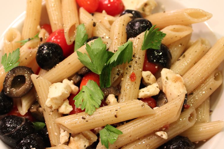 Salade de penne, olives noires et tomate