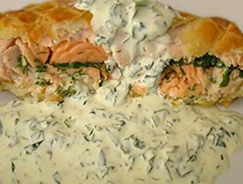 Saumon en croute, sauce roquefort