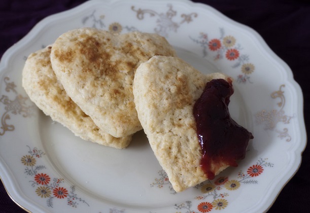 Scones aux pommes et confiture de prunes