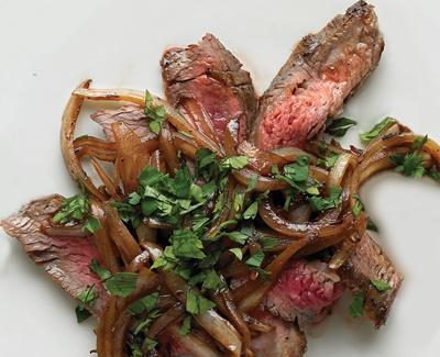 Steak poêlé avec oignon et Worcestershire