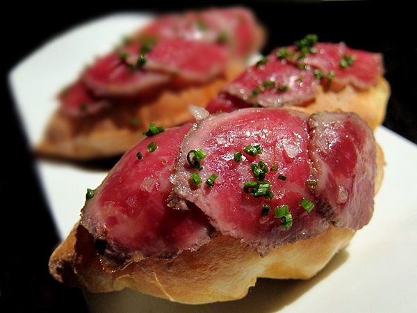 Tartine au fromage, tomate, roquette et rosbeef