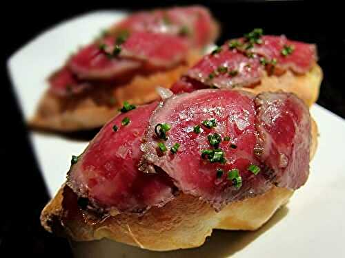 Tartine au fromage, tomate, roquette et rosbeef