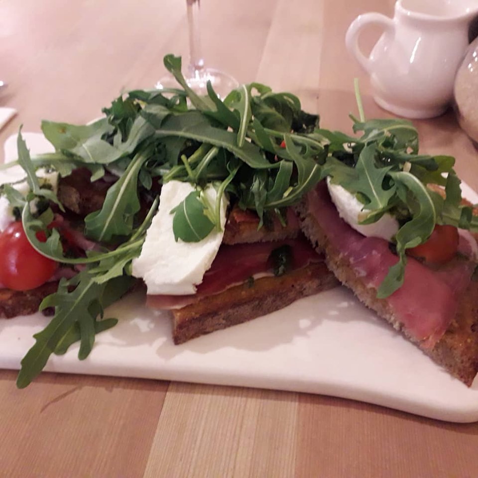 Tartine de jambon cru, pesto et mozzarella