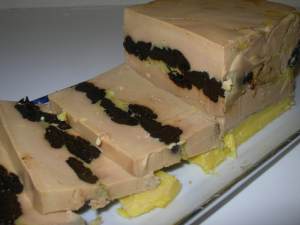 Terrine de foie gras aux baies de goji et au pruneaux