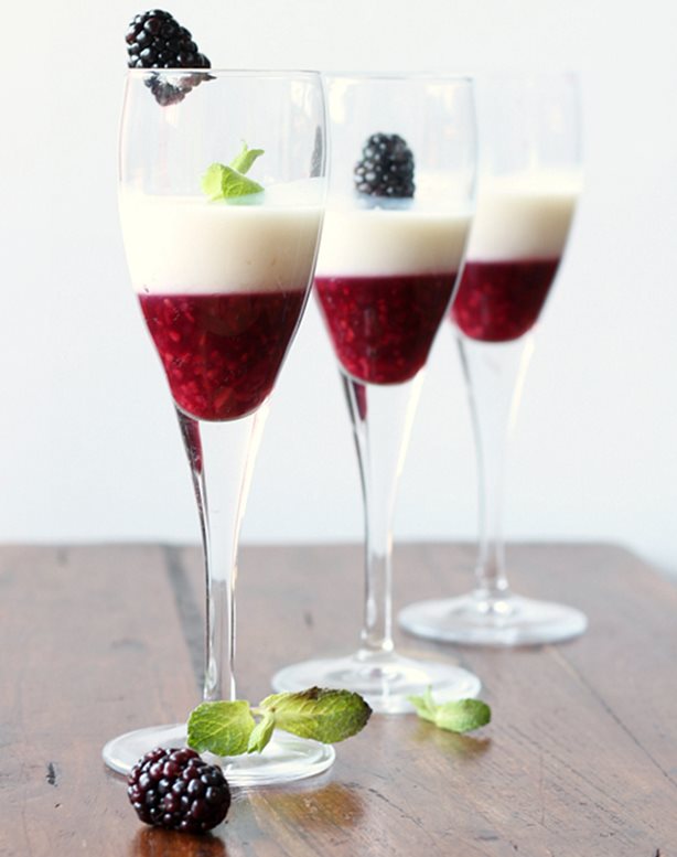 Verrines panna cotta  à la noix de coco et fruits rouges