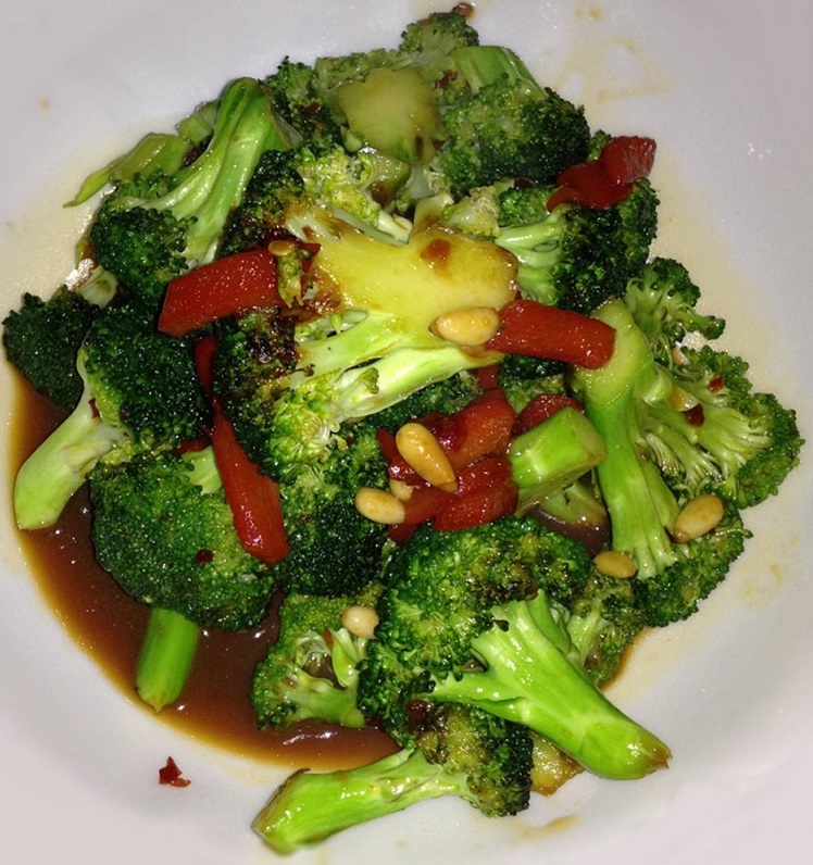 Wok de brocoli, champignons et poivrons