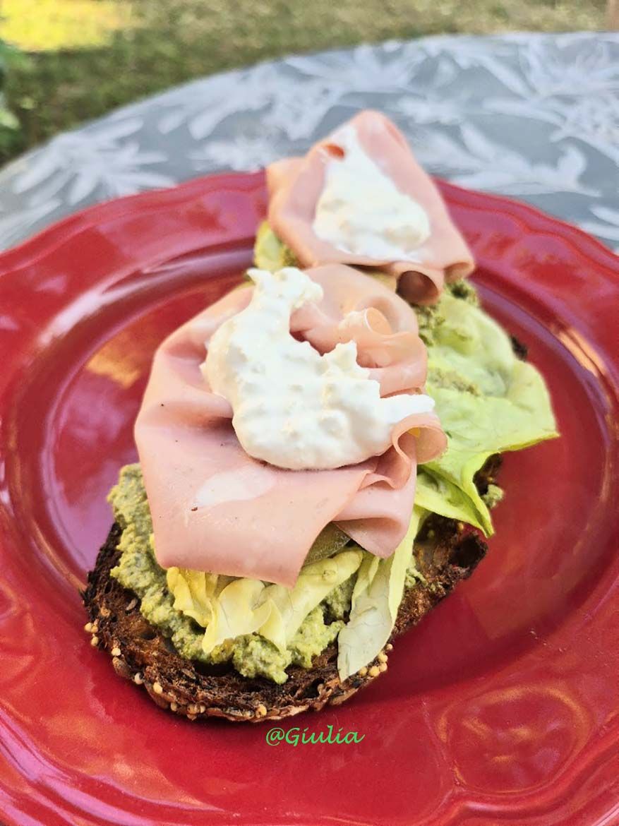 Tartines au pesto de laitue et noix