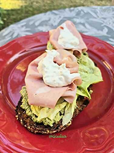 Tartines au pesto de laitue et noix