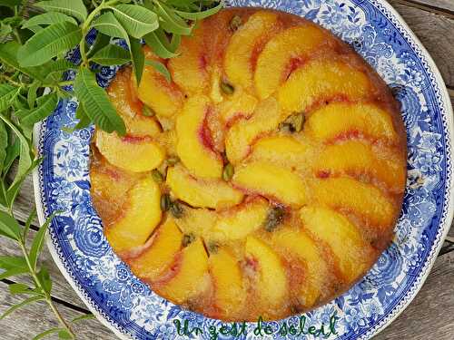 Gâteau moelleux aux pèches, amandes et verveine