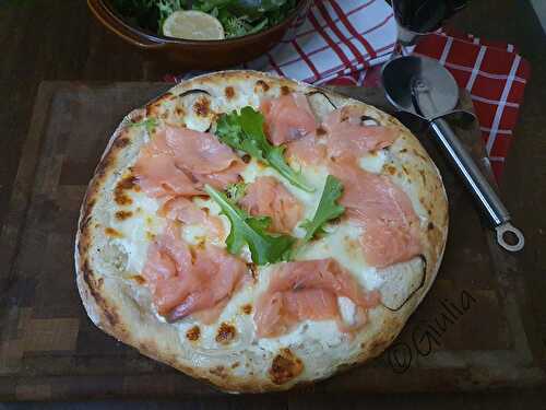 Pizza au saumon et scamorza