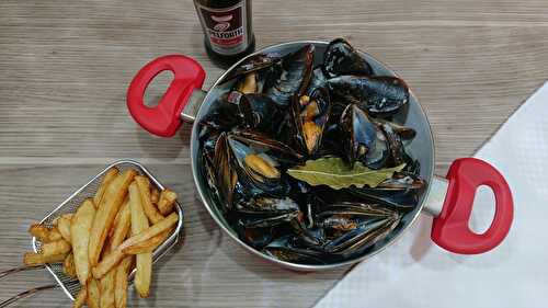 Moules cuisinées au beurre et à la crème accompagnées de ses frites