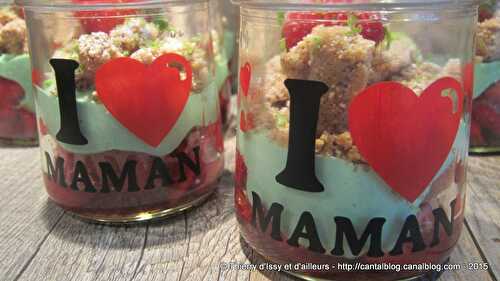 Bonne fête maman avec une verrine fraises, crème légère à la pistache et crumble noisettes