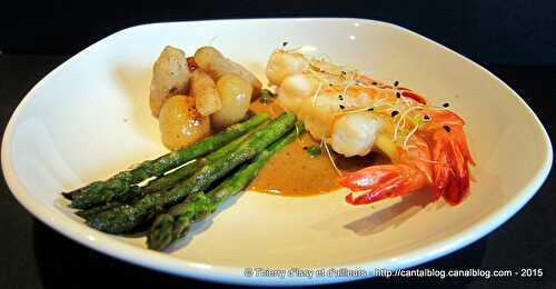 Brochette de gambas et topinambours à la citronnelle sur réduction de crustacés crémée à la vanille de Tahiti