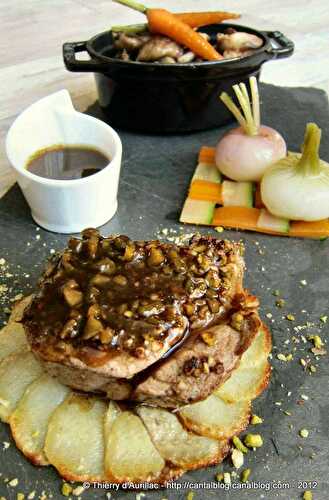 Grenadin de veau en croûte de fruits secs, jus corsé aux pistaches et shiitakés Corréziens