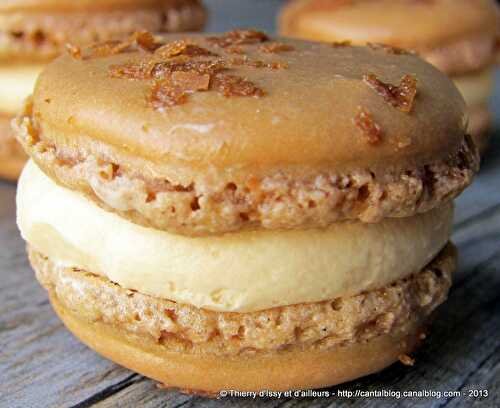 Macarons au caramel au beurre salé, coeur coulant caramel et paillettes éclats de crêpes dentelle