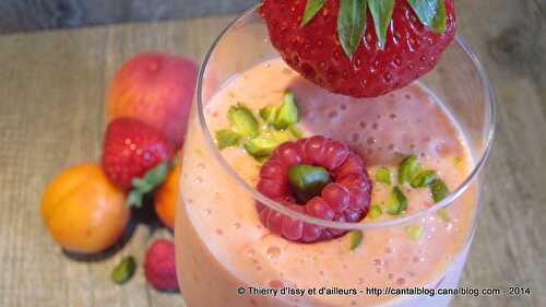 Smoothie fraise, pêche, abricot, et framboise