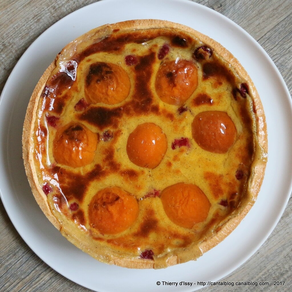 Flan pâtissier aux abricots et aux framboises en accord avec un champagne de vigneron