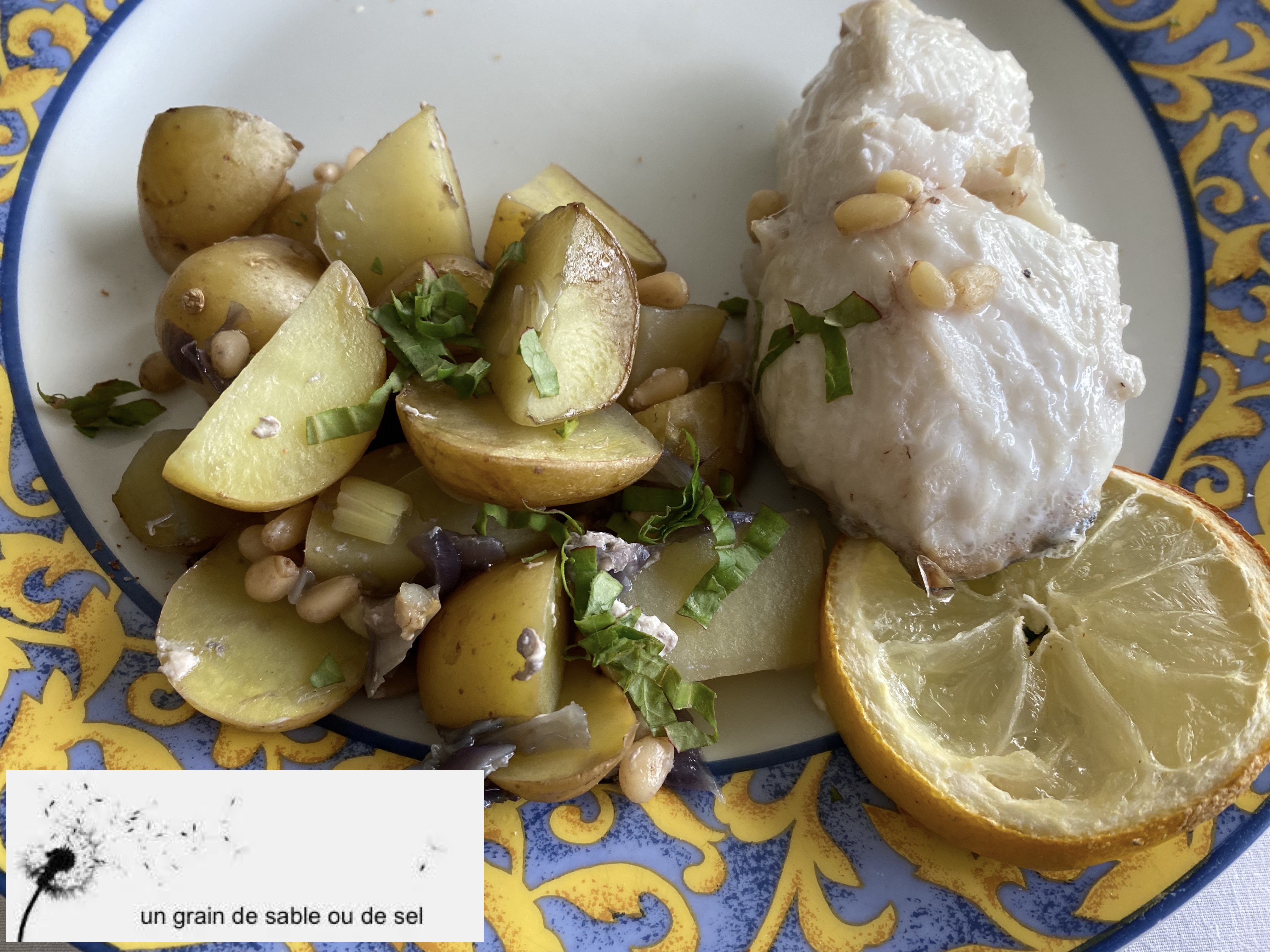 Filet de poisson blanc sur lit d’oignons rouge & pommes de terre nouvelles