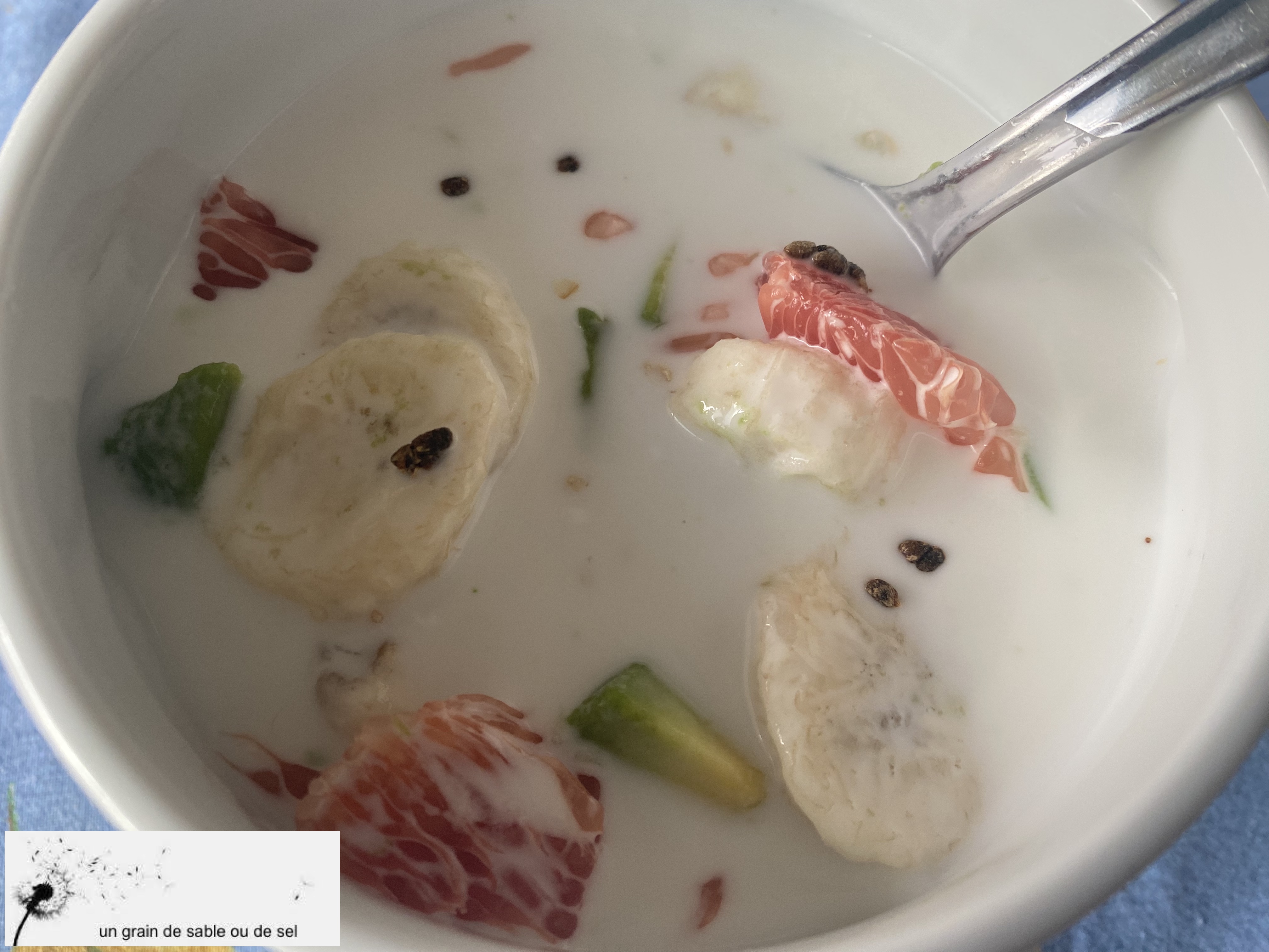 Soupe froide à l’avocat, pamplemousse &  lait de coco