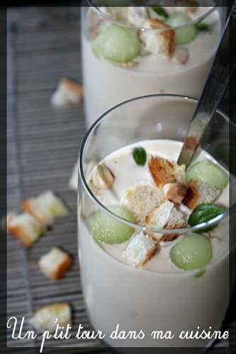 P'tite soupe froide ail, amandes, melon et croûtons