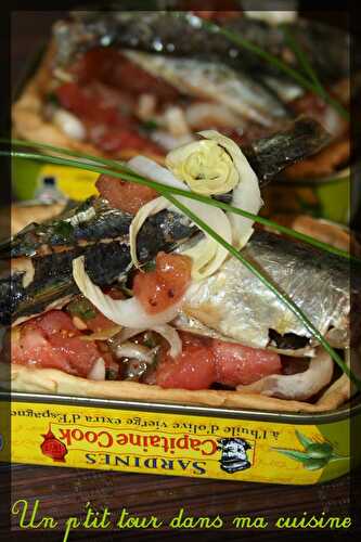 P'tites sardines en boîtes sur lit de tomates