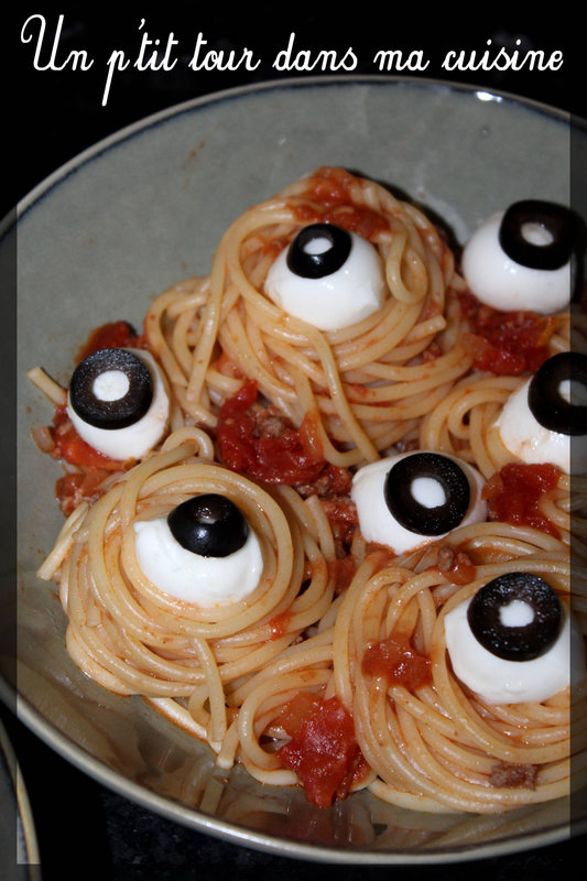P'tites assiettes de spaghetti ensanglantés aux yeux globuleux pour Halloween