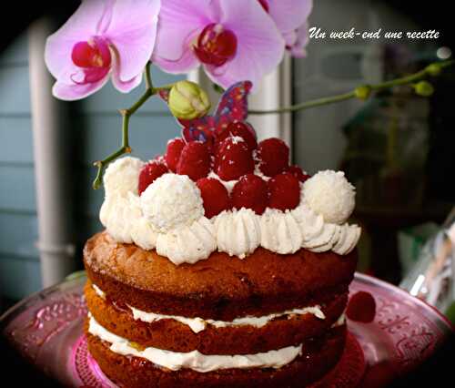 Layer cake coco curcuma, confiture goyavier basilic et chantilly coco