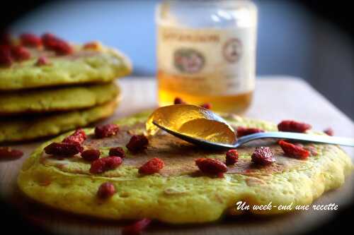 Pancake au curcuma et baies de goji