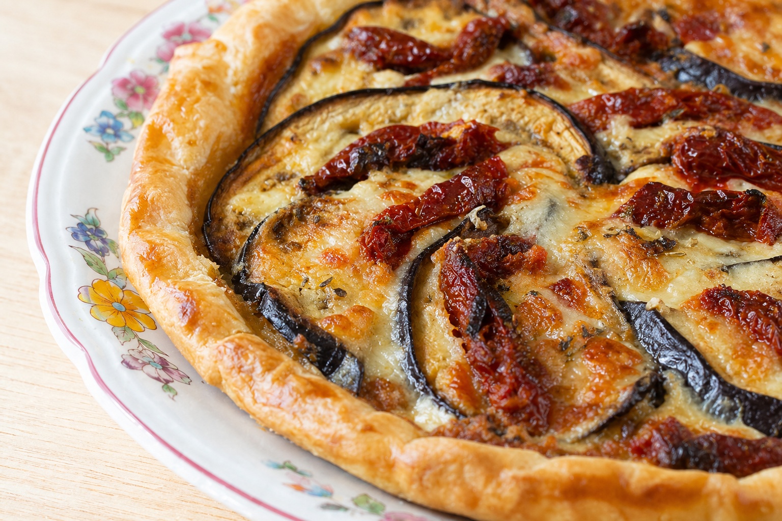 Tarte aubergine mozzarella et tomates du soleil